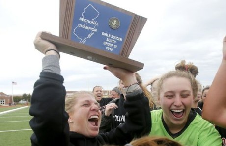 Halliday with trophy.jpg